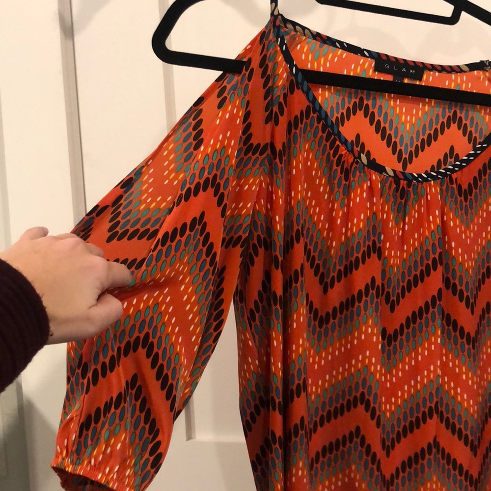 Cold shoulder pattern top - Picture 3 of 4